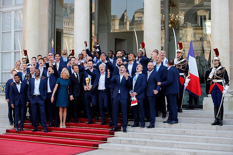 Hunderttausende feierten am Montag die Fußball-Weltmeister nach ihrer Ankunft auf den Pariser Champs-Élysées.