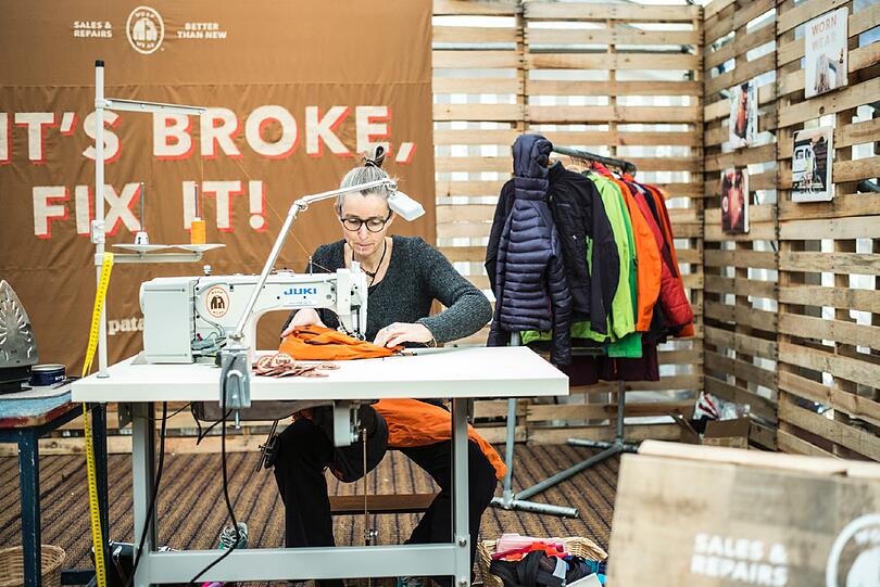 Im Münchner Patagonia-Laden wird am Freitag Kleidung repariert.