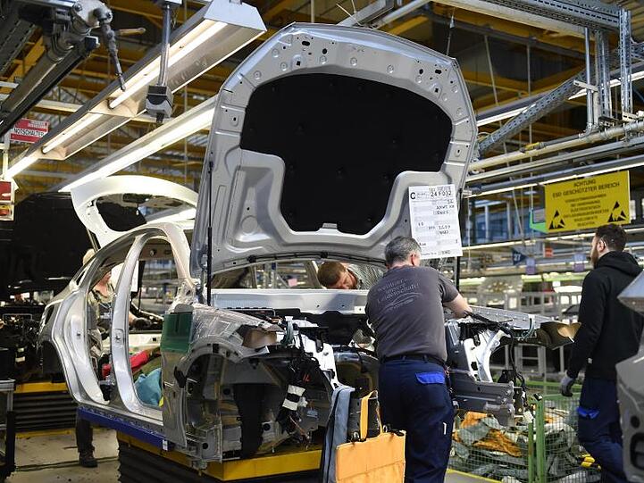 Arbeiter im Mercedes-Benz Werk Bremen: Die deutsche Wirtschaft stellt sich auf unruhigere Zeiten ein.