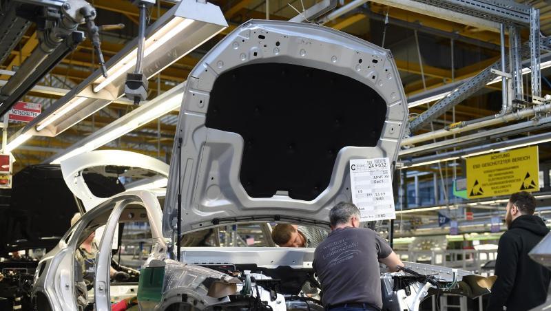 Arbeiter im Mercedes-Benz Werk Bremen: Die deutsche Wirtschaft stellt sich auf unruhigere Zeiten ein. Arbeiter im Mercedes-Benz Werk Bremen: Die deutsche Wirtschaft stellt sich auf unruhigere Zeiten ein.