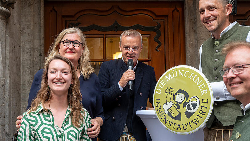 Gregor Lemke (Mitte) begrüßt Elisabeth Kreutzkamm-Aumüller (2.v.l.) und ihrer Tochter Katharina als neue Mitglieder.