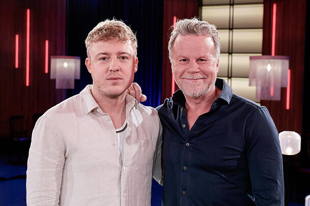 Jánik (l.) und Jenke von Wilmsdorff: Der junge Regisseur arbeitete für die Reportage "Unsterblich: Wollen wir für immer leben?" (2025) mit seinem Vater zusammen. Jánik (l.) und Jenke von Wilmsdorff: Der junge Regisseur arbeitete für die Reportage "Unsterblich: Wollen wir für immer leben?" (2025) mit seinem Vater zusammen.