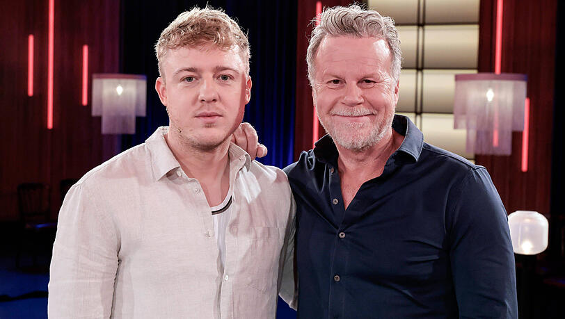 J&aacute;nik (l.) und Jenke von Wilmsdorff: Der junge Regisseur arbeitete f&uuml;r die Reportage "Unsterblich: Wollen wir f&uuml;r immer leben?" (2025) mit seinem Vater zusammen.