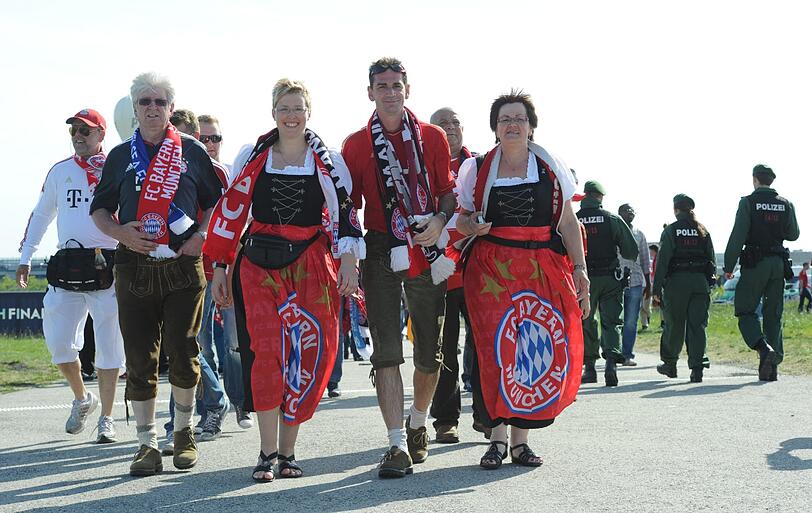 Der Countdown läuft: Die Fans machen sich auf zur Arena.