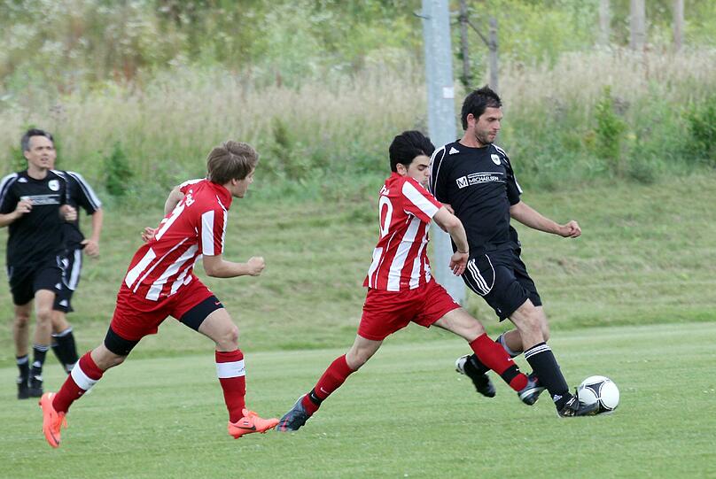 3. Runde bei den AZ-Freizeitkickern: eine Szene aus dem Spiel Maccabi Munich Legends gegen SchlussMitLustig.