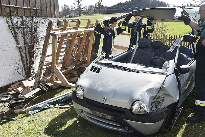 Der Twingo krachte durch den Gartenzaun und kam im Vorgarten zum Stehen.