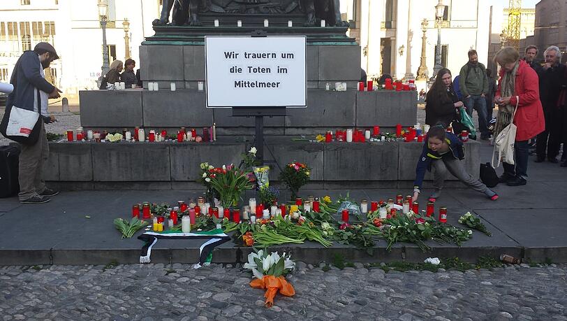 Letzte Woche fand bereits eine Mahnwache am Max-Joseph-Platz statt. Foto: Linda Jessen Letzte Woche fand bereits eine Mahnwache am Max-Joseph-Platz statt. Foto: Linda Jessen