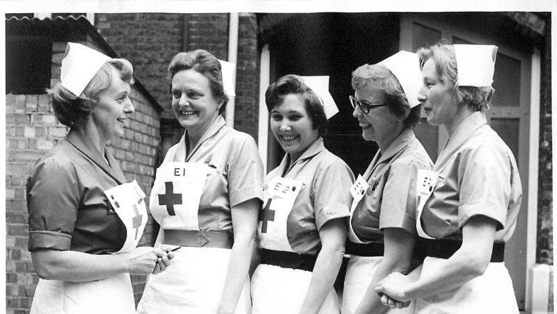 Herzogin Kates Großmutter Valerie Middleton (M) war im Zweiten Weltkrieg freiwillige Helferin beim Britischen Roten Kreuz. Herzogin Kates Großmutter Valerie Middleton (M) war im Zweiten Weltkrieg freiwillige Helferin beim Britischen Roten Kreuz.