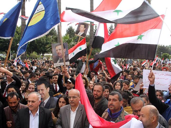 Protest in Syrien gegen US-Präsident Trumps unterzeichnete Proklamation, welche die Golanhöhen als Staatsgebiet Israels anerkennt.