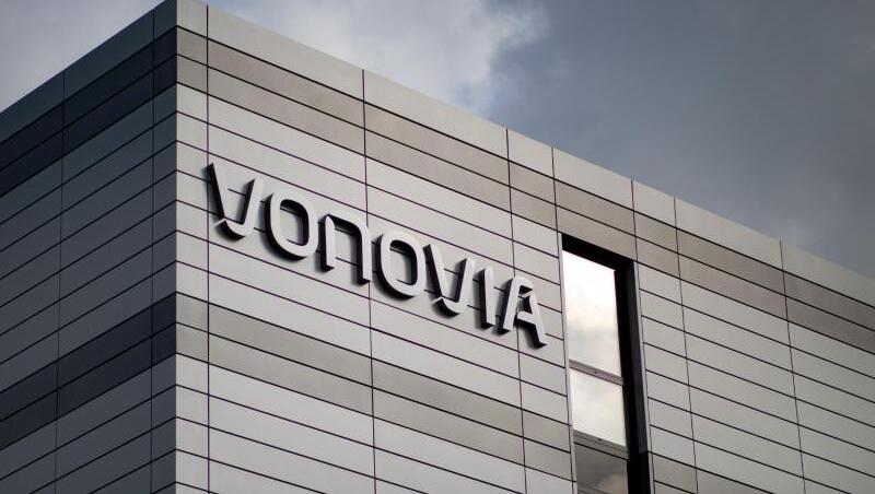 Deutschlands größter Immobilienkonzern Vonovia hat zu Beginn des Jahres 2021 auch dank höherer Mieteinnahmen seinen Gewinn kräftig gesteigert.
