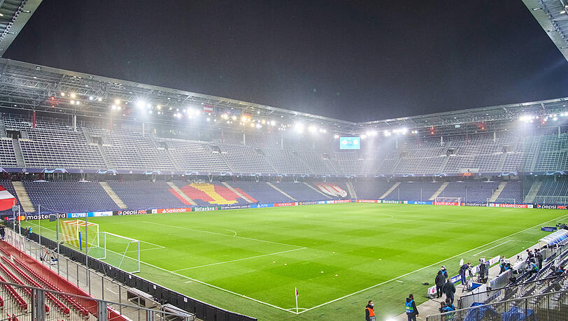 Die Red Bull Arena in Salzburg darf beim Champions-League-Hinspiel des FC Bayern mit 30.000 Zuschauern voll ausgelastet werden. Die Red Bull Arena in Salzburg darf beim Champions-League-Hinspiel des FC Bayern mit 30.000 Zuschauern voll ausgelastet werden.