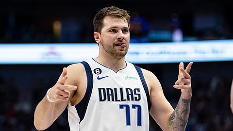Dallas Mavericks-Guard Luka Doncic jubelt nach einem 3-Punkte-Korb.