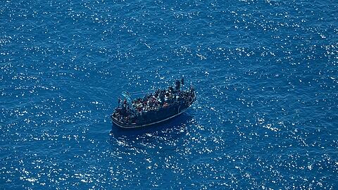 Dieses von der deutschen humanitären Organisation "Sea-Watch" zur Verfügung gestellte Foto zeigt ein in Seenot geratenes Boot mit rund 400 Menschen an Bord im zentralen Mittelmeer.
