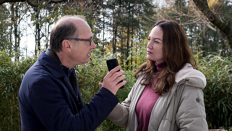 "Unter anderen Umständen: Dämonen": Arne Brauner (Martin Brambach) zeigt Jana Winter (Natalia Wörner) auf seinem Handy Anrufe von Axel.