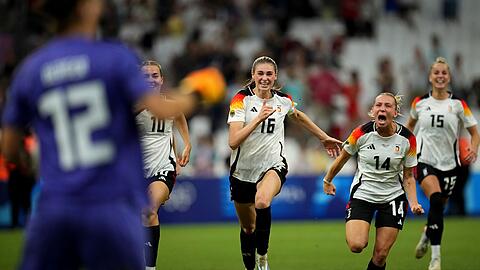 Deutschlands Fußballerinnen rennen auf Elfmeter-Heldin Berger zu.