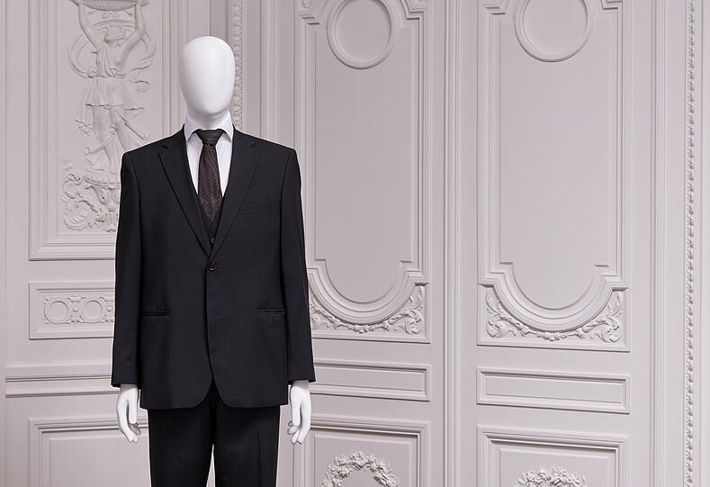 Udo Jürgens' schwarzer dreiteiliger Anzug von Hugo Boss mit einer Louis Vuitton Krawatte wird "ohne Reserve" ab 1 Euro versteigert. Schätzpreis: 600 bis 1000 Euro.