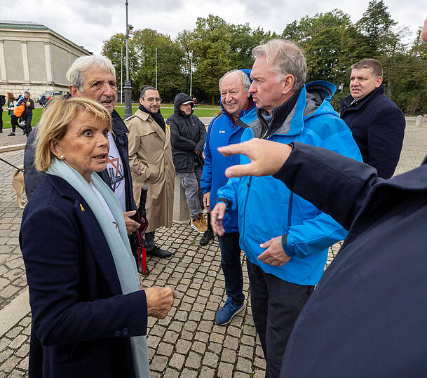 Uschi Glas im Oktober 2025: Auf den Straßen Münchens macht sie sich gegen Antisemitismus stark.
