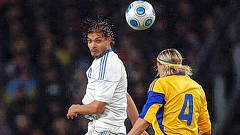 Hoffnungsträger - aber weiter im Wartestand: WM-Teilnehmer Angelos Charisteas (links, im Luftduell mit Anatoliy Tymoshchuk aus der Ukraine).