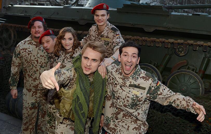 Nanu - gehen die Ochsenknecht-Söhne Jimmy Blue und Wilson Gonzalez jetzt zum Bund? Nein, Anlass für das etwas schräge Militär-Outfit der beiden war die Premiere der Pro7-Komödie "Willkommen im Krieg" - Bilder vom roten Teppich.