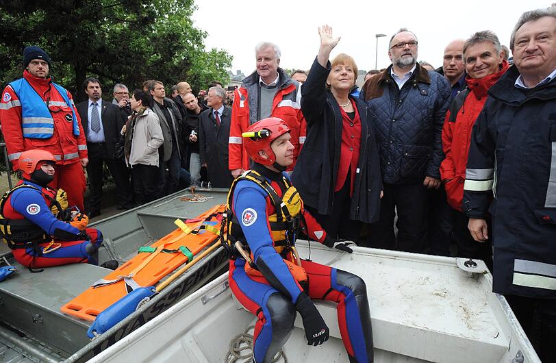 Angela Merkel (CDU) und Horst Seehofer (CSU) besuchen das überflutete Passau. Den Hochwasser-Opfern wurde schnelle Hilfe zugesichert.
