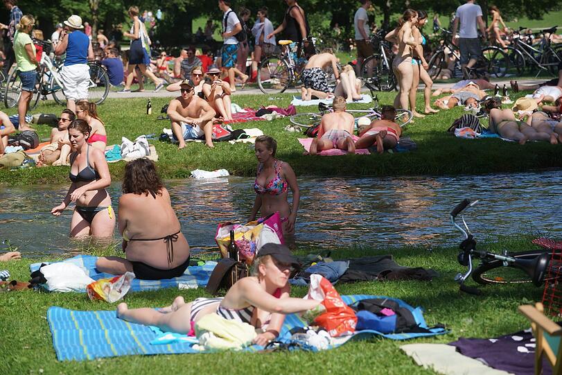 Der Sommer ist da und Münchens Bürger stürmen in den Englischen Garten! Sehen Sie hier die Bilder!