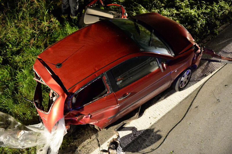 Unfall-Drama auf der A8 bei Grabenstätt: Eine französische Familie kracht mit ihrem Auto in ein Pannen-Auto. Bei dem Crash entsteht ein Trümmerfeld mit einer Länge von 300 Metern. Die Insassen kommen in die Klinik. Die Bilder...