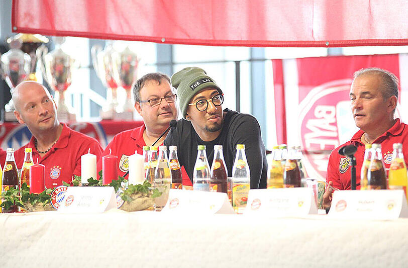 Auch Weltmeister Jérôme Boateng wurde im Allgäu von den Mitgliedern des Fanclubs Babenhausen lautstark begrüßt.