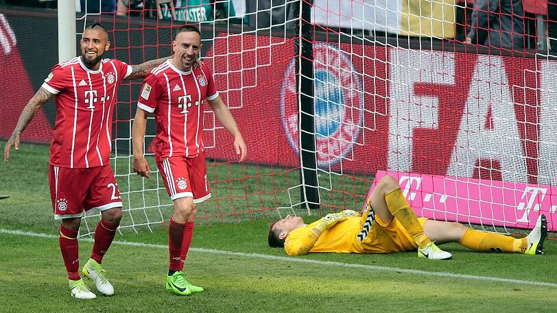 Saisonfinale des FC Bayern gegen den SC Freiburg (4:1). Insgesamt 52 Mal schossen die Spieler des Rekordmeisters (33) und der Breisgauer (19) auf das gegnerische Tor. Nie zuvor seit detaillierter Datenerfassung 2004/2005 gab es mehr als 50 Torschüsse in einem Bundesligaspiel. Hier jubeln Arturo Vidal und Franck Ribéry - der enttäuschte SC-Keeper Alexander Schwolow liegt am Boden.