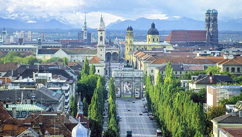 Skyline vor Bergen: die Innenstadt von München.