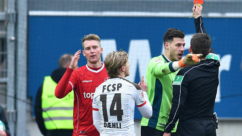 Kaiserslauterns Jan-Ingwer Callsen-Bracker sieht die Rote Karte. Kaiserslauterns Jan-Ingwer Callsen-Bracker sieht die Rote Karte.