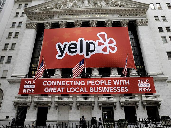 Ein Banner mit dem Logo des Bewertungsportals Yelp. Foto: Justin Lane/EPA/dpa/Archivbild