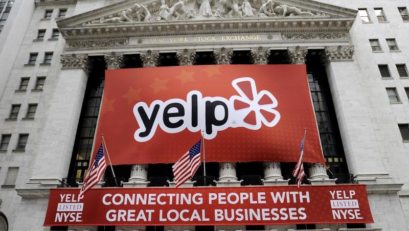 Ein Banner mit dem Logo des Bewertungsportals Yelp. Foto: Justin Lane/EPA/dpa/Archivbild Ein Banner mit dem Logo des Bewertungsportals Yelp. Foto: Justin Lane/EPA/dpa/Archivbild