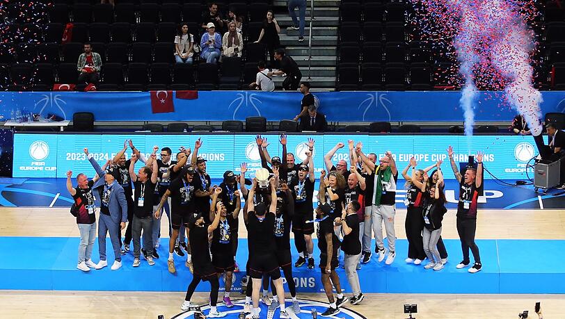 Die Spieler der Niners Chemnitz jubeln nach dem Spiel mit der gewonnenen Trophäe.