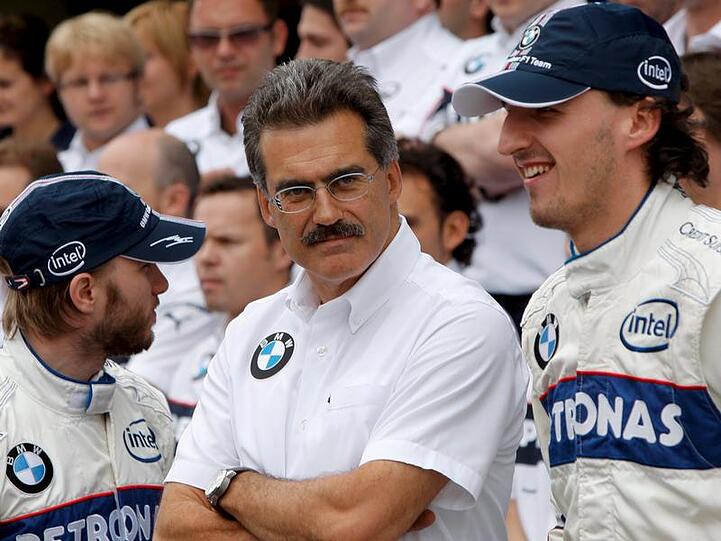 BMW-Boss Mario Theissen (Mitte) und sein Fahrer Robert Kubica sind nicht glücklich über die späte Startzeit des nächsten Rennens.