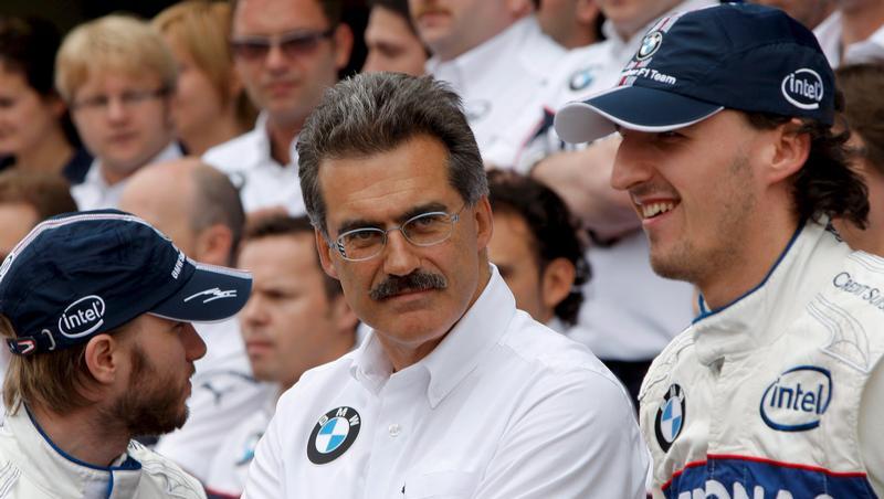 BMW-Boss Mario Theissen (Mitte) und sein Fahrer Robert Kubica sind nicht glücklich über die späte Startzeit des nächsten Rennens. BMW-Boss Mario Theissen (Mitte) und sein Fahrer Robert Kubica sind nicht glücklich über die späte Startzeit des nächsten Rennens.