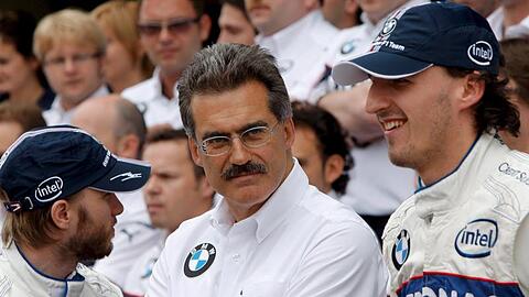 BMW-Boss Mario Theissen (Mitte) und sein Fahrer Robert Kubica sind nicht glücklich über die späte Startzeit des nächsten Rennens.