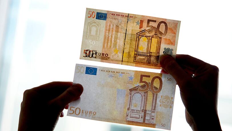 Der Jugendliche wollte mit einem falschen Fünfzig-Euro-Schein in einem Fast-Food-Restaurant zahlen. (Symbolbild) Der Jugendliche wollte mit einem falschen Fünfzig-Euro-Schein in einem Fast-Food-Restaurant zahlen. (Symbolbild)