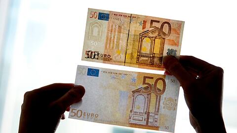 Der Jugendliche wollte mit einem falschen Fünfzig-Euro-Schein in einem Fast-Food-Restaurant zahlen. (Symbolbild)