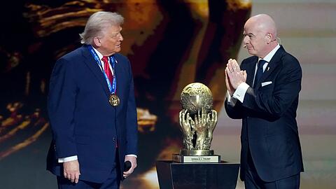 Was lief da zwischen US-Präsident Trump (l) und FIFA-Präsident Infantino? (Archivbild) Was lief da zwischen US-Präsident Trump (l) und FIFA-Präsident Infantino? (Archivbild)