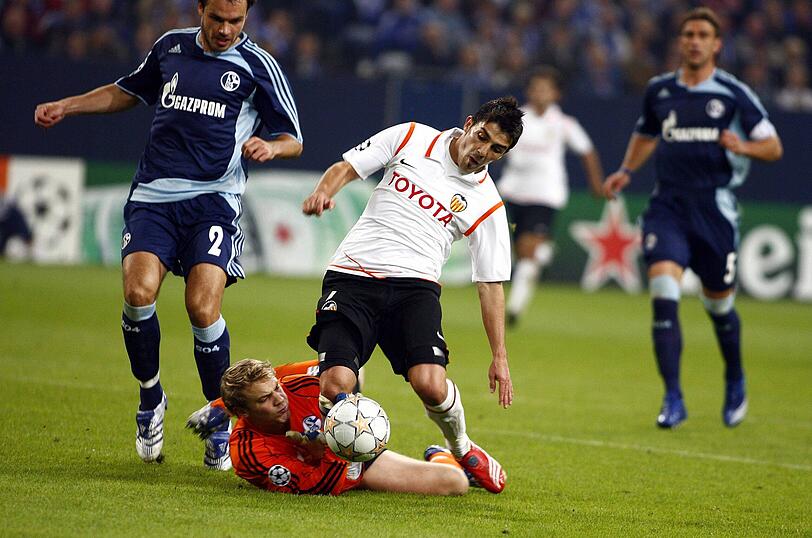 Neuer beim Debüt 2007 mit Schalke gegen Valencias David Villa Neuer beim Debüt 2007 mit Schalke gegen Valencias David Villa