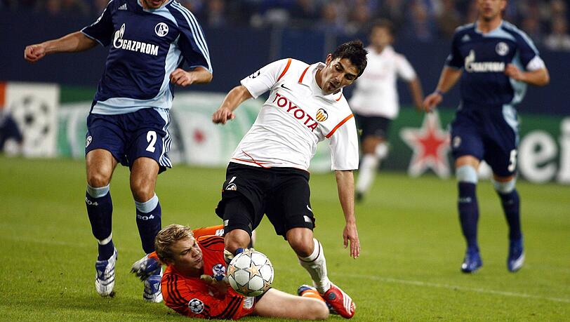 Neuer beim Debüt 2007 mit Schalke gegen Valencias David Villa Neuer beim Debüt 2007 mit Schalke gegen Valencias David Villa