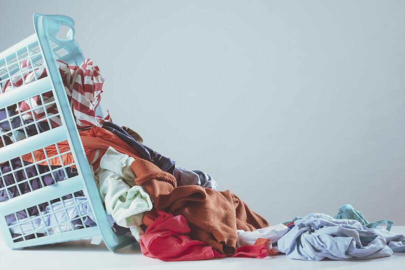 Weiße Wäsche sollte nicht mit heller Kleidung gemischt werden, da auch dies zu Verfärbungen und einem Grauschleier führen kann. Besonders bei kräftigen Farben wie Rot, Dunkelblau oder Schwarz ist eine strikte Trennung wichtig, da diese stark abfärben können. Werfen Sie dunkle Wäsche also nur nach genauer Kontrolle zusammen. Um die Farben zu erhalten, trennen Sie am besten auch zwischen Schwarz, Dunkelblau, Dunkelgrün und Grau. Weiße Wäsche sollte nicht mit heller Kleidung gemischt werden, da auch dies zu Verfärbungen und einem Grauschleier führen kann. Besonders bei kräftigen Farben wie Rot, Dunkelblau oder Schwarz ist eine strikte Trennung wichtig, da diese stark abfärben können. Werfen Sie dunkle Wäsche also nur nach genauer Kontrolle zusammen. Um die Farben zu erhalten, trennen Sie am besten auch zwischen Schwarz, Dunkelblau, Dunkelgrün und Grau.
