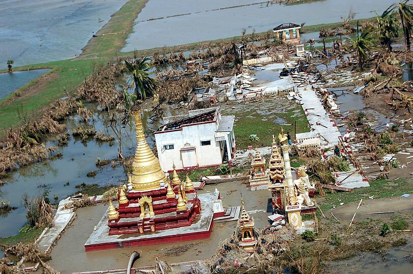 Der Zyklon "Nagris" zerstörte im Mai 2008 ganze Landstriche in Myanmar (Birma). Das Foto zeigt die Zerstörungen in der Stadt Lat Put Tar angerichtet hat. «Nargis» gilt als die verheerendste Naturkatastrophe in der Geschichte Myanmars. Am 3. Mai 2008 traf er das südostasiatische Land mit Windgeschwindigkeiten von über 200 Stundenkilometern. Wahrscheinlich kamen mehr als 200 000 Menschen ums Leben. Rund eine Million  verloren ihr Zuhause. Besonders schwer wurde das Delta des Irrawaddy-Flusses getroffen, das wirtschaftliche Herzstück des Landes. Nach dem Sturm warteten zehntausende Opfer auf Hilfe, aber die Militärjunta verbot ausländischen Organisationen die Einreise. Erst am 19. Mai ließ sie die Helfer unter wachsendem Druck der Weltgemeinschaft ins Land.