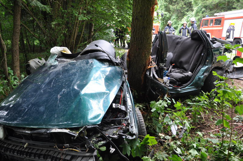 Der Wagen zerschellte an einem Baum - der Fahrer starb an der Unfallstelle.