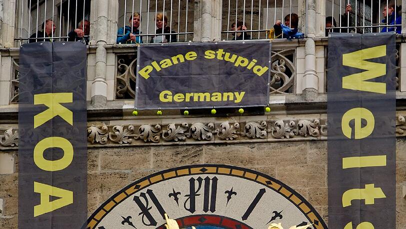 "Koa Dritte - Weltstadt mit Herz?" fragen die Aktivisten von "Stupid Plane Germany" am Mittwoch mit ihrem weithin sichtbaren Banner. Sie kritisieren damit den auch von OB Christian Ude gewünschten Ausbau des Flughafens durch eine dritte Start- und Landebahn. "Koa Dritte - Weltstadt mit Herz?" fragen die Aktivisten von "Stupid Plane Germany" am Mittwoch mit ihrem weithin sichtbaren Banner. Sie kritisieren damit den auch von OB Christian Ude gewünschten Ausbau des Flughafens durch eine dritte Start- und Landebahn.