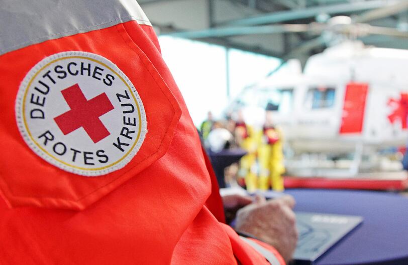 Ein Fußgänger ist in Neuried mit einem Pkw zusammengestoßen und schwer verletzt worden. (Symbolbild)