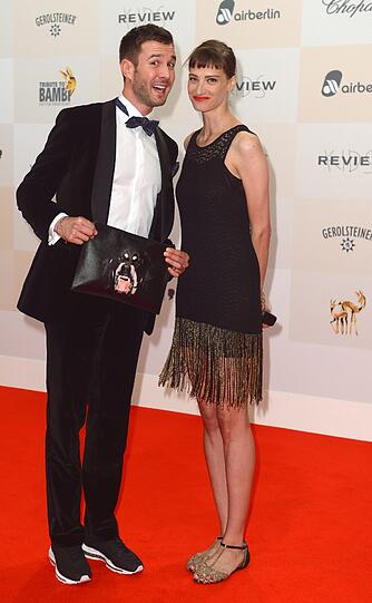 Späßchen für den guten Zewck: Moderator Jochen Schropp ("X-Factor") und die schöne Annique Delphin bei "Tribute to Bambi", der Spenden-Gala für hilfsbedürftige Kinder.