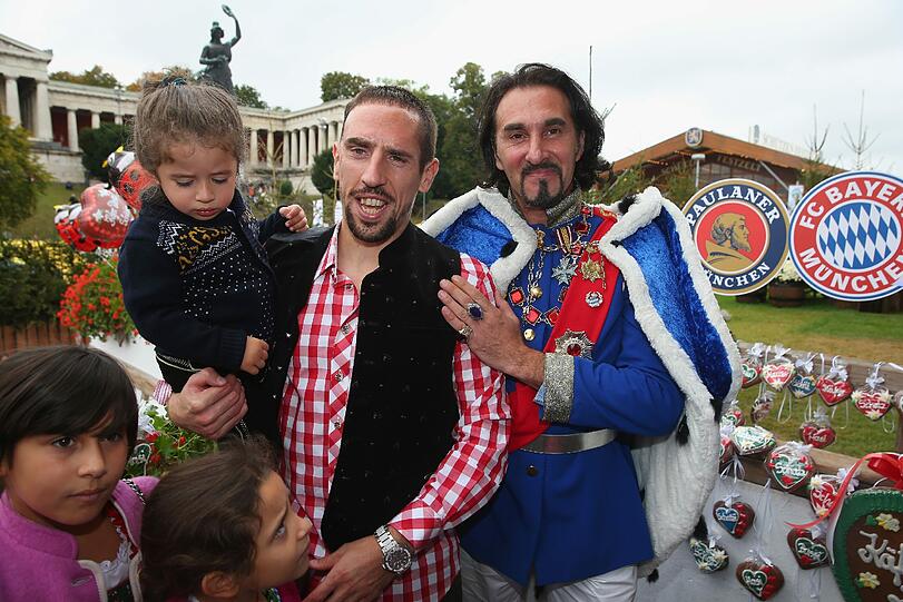 Franck Ribéry mit einem Doppelgänger von Ludwig II.
