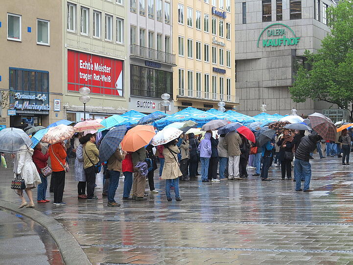 Für das Glockenspiel am Marienplatz warten die Touris auch im Regen.