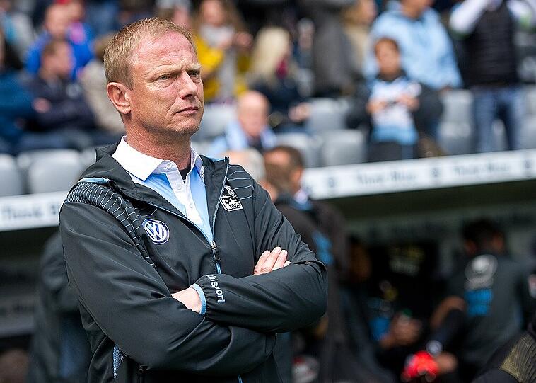 Versteinerte Mine: Löwen-Trainer Torsten Fröhling hatte beim Gastspiel in Bochum am Ende trotz ordentlicher Leistung seiner Mannschaft keinen Grund zur Freude.
